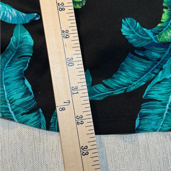 Elegant Black Dress with Green Leaf Pattern - Picture 10 of 10